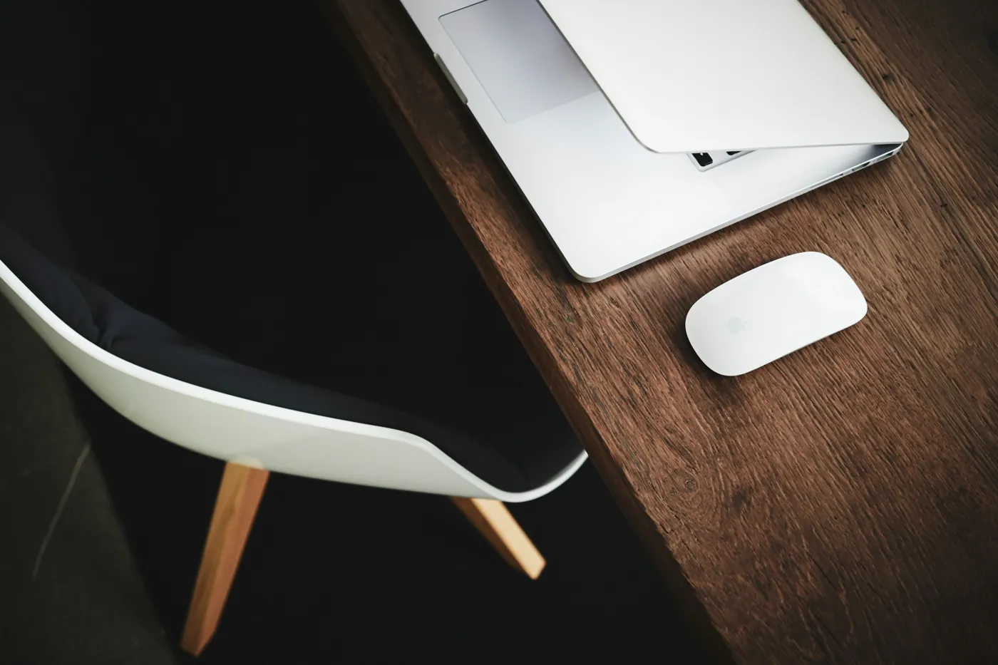 Bureau de travail avec ordinateur portable et souris