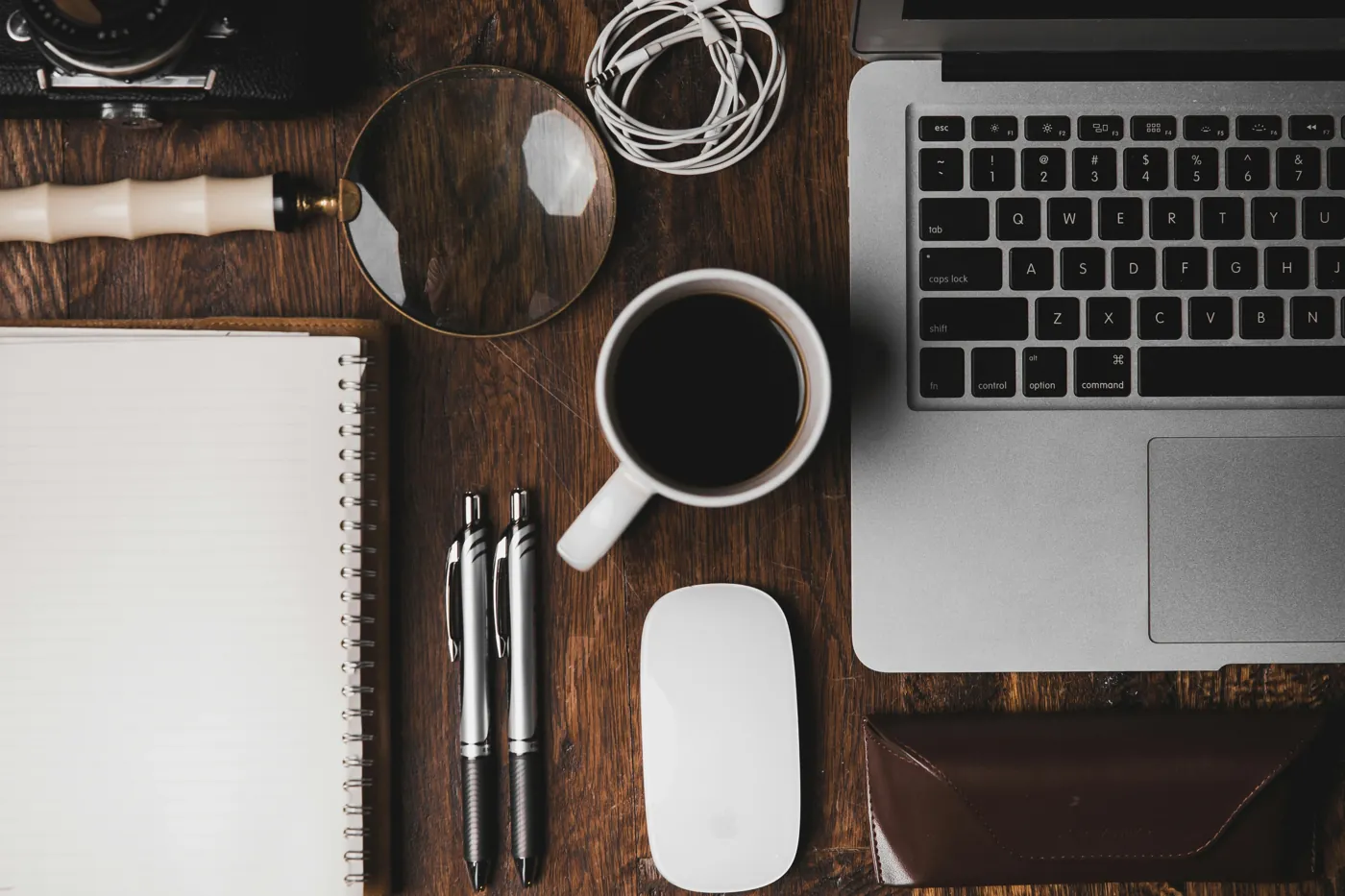 Bureau de travail avec ordinateur portable, carnet et café
