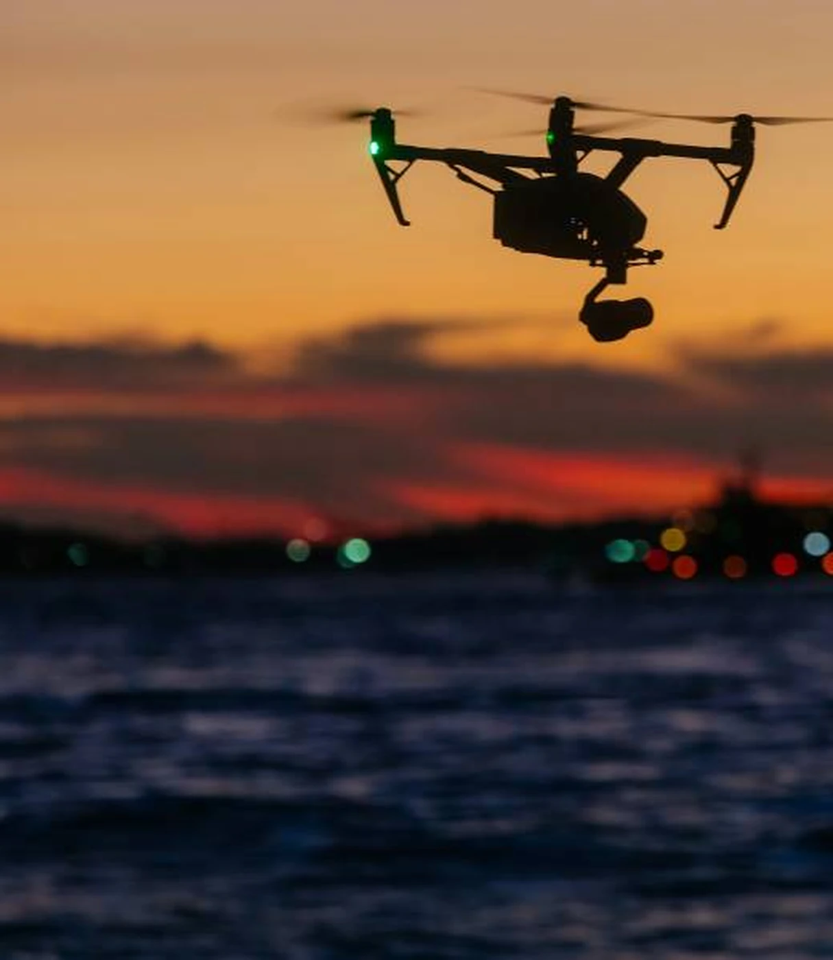 Drone professionnel en vol au coucher du soleil