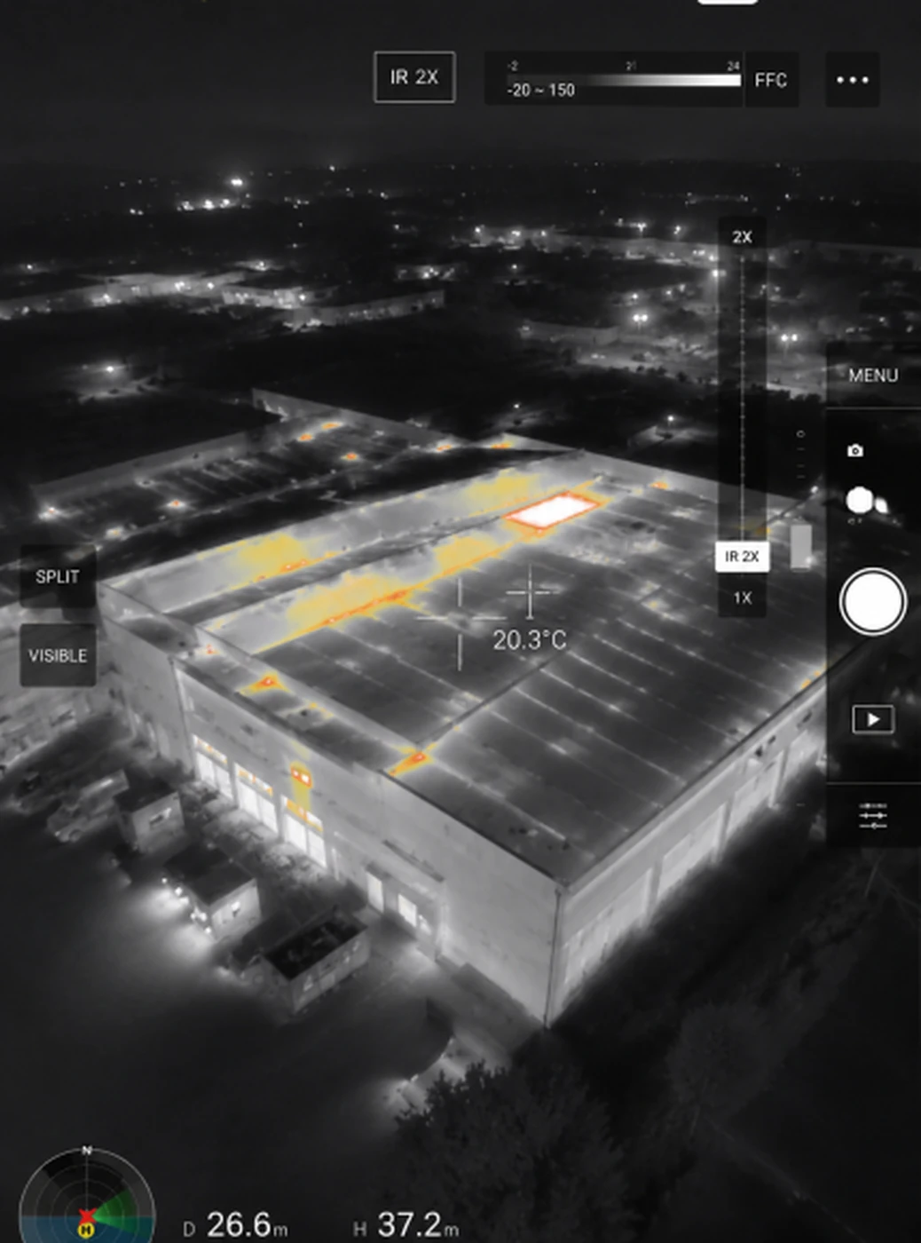 Vue thermique aérienne d’une toiture inspectée par drone